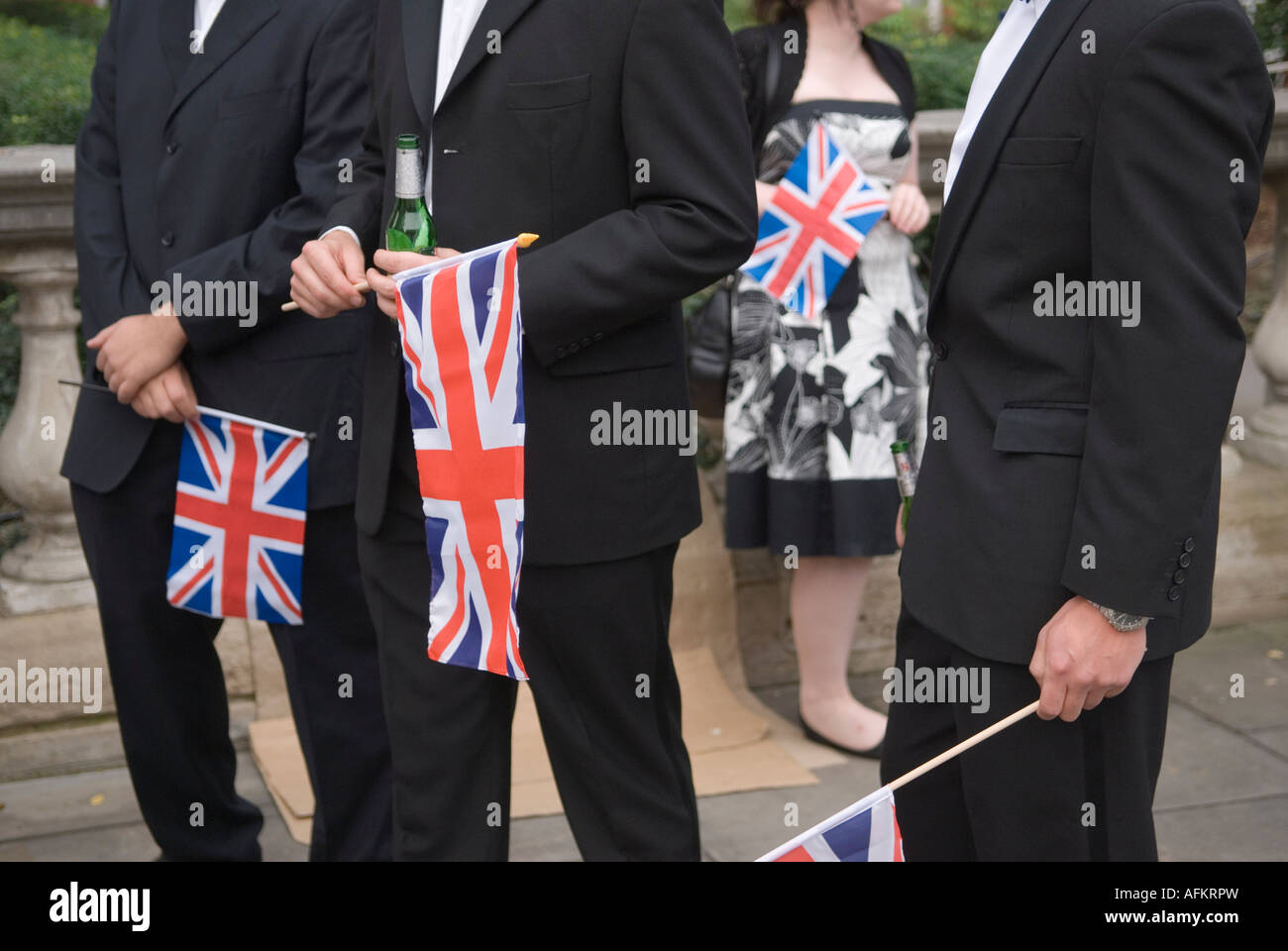 Groupe d'hommes patriotiques femme avec des drapeaux Union Jack. Londres Angleterre des années 2007 2000 Royaume-Uni HOMER SYKES Banque D'Images