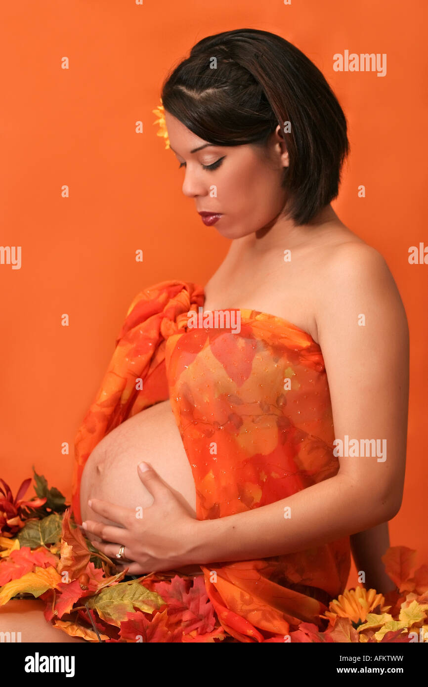 Portrait d'une jeune femme enceinte images photos photographie grand format haute résolution vertical aux États-Unis US haute résolution Banque D'Images