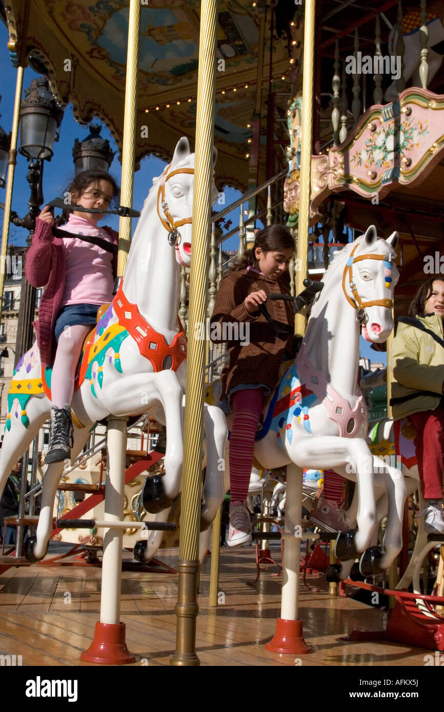 Les jeunes enfants sur un carrousel à l'Hôtel de Ville paris France Printemps 2007 Banque D'Images