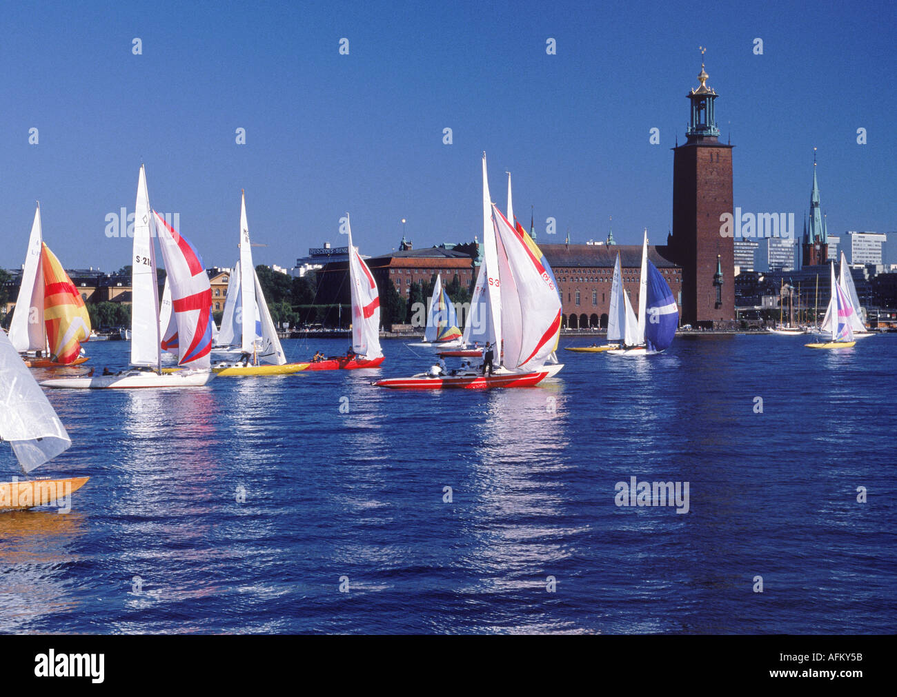 Voiles sur Riddarfjarden avec l'Hôtel de Ville de Stockholm au cours de voilier Day en Septembre Banque D'Images