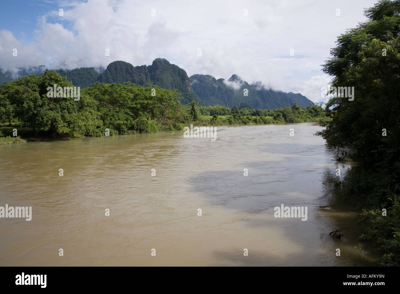 Vue du pont sur la rivière Nam Song près de Vang Vieng. Laos Banque D'Images