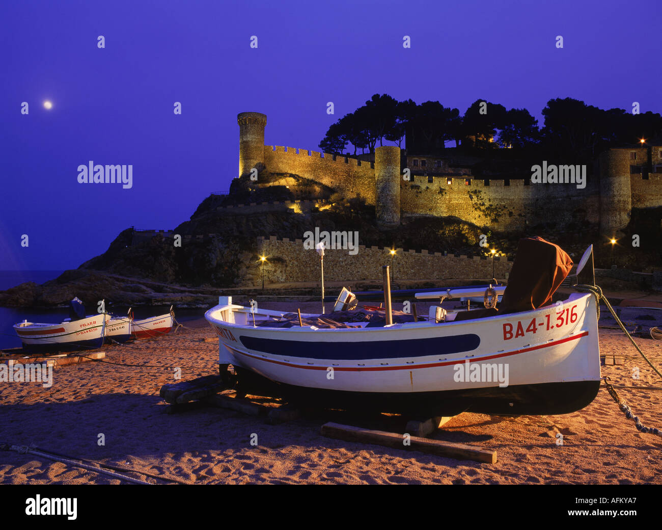 Bateaux de pêche sur la côte de sable à Tossa de Mar en Gérone Province d'Espagne la nuit Banque D'Images