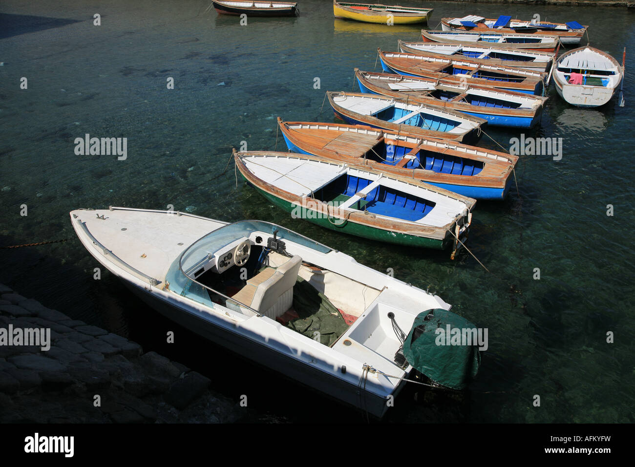 Bateaux à égalité près d'un petit port de Naples Italie Banque D'Images
