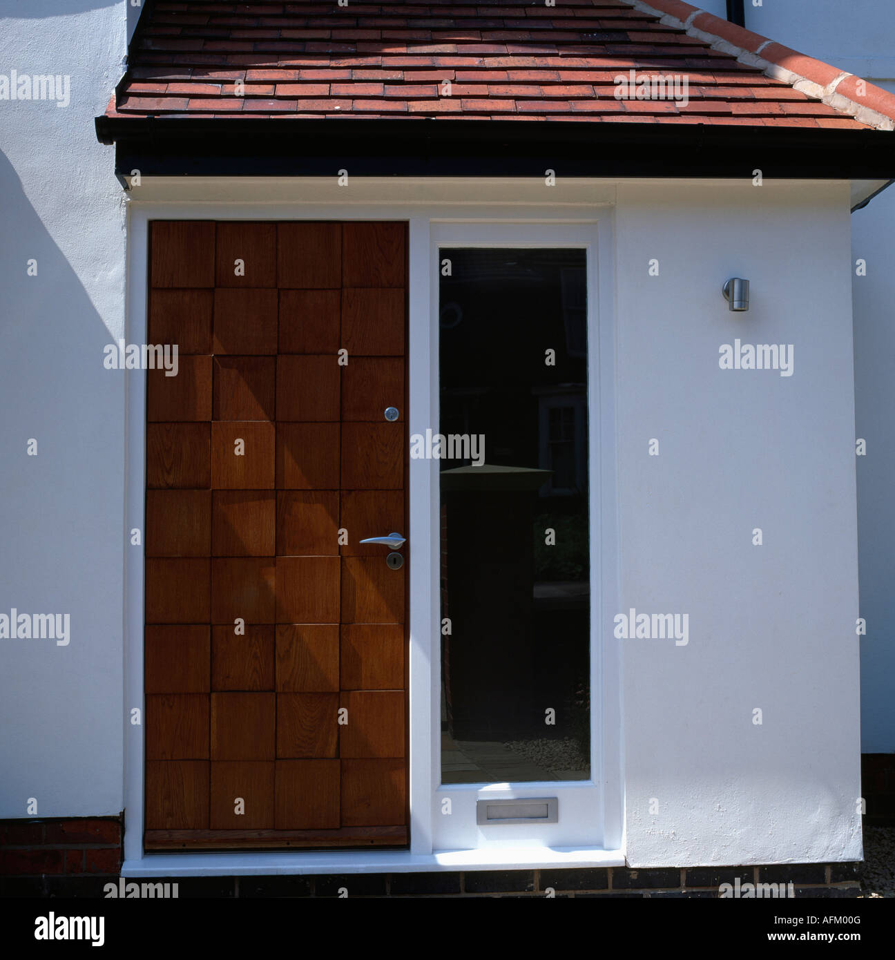 Porte en bois à côté de hauteur avec fenêtre en letterbox maison blanche  traditionnelle Photo Stock - Alamy