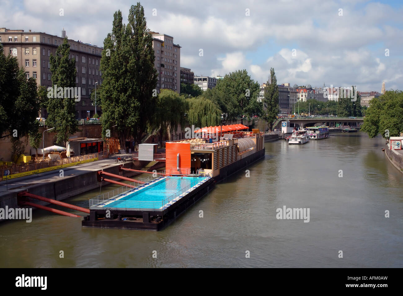 Le Badeschiff ou navire de baignade d'une piscine intégrée dans une barge flottante sur le Canal du Danube, Vienne, Autriche Banque D'Images