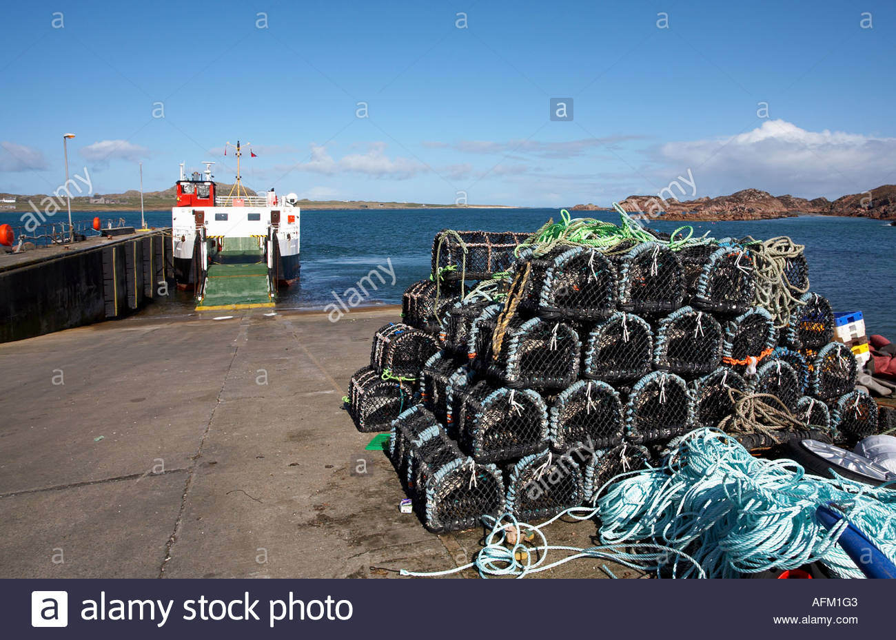 Ferryport à Isle of Mull Fionnphort avec Iona à l'horizon Banque D'Images