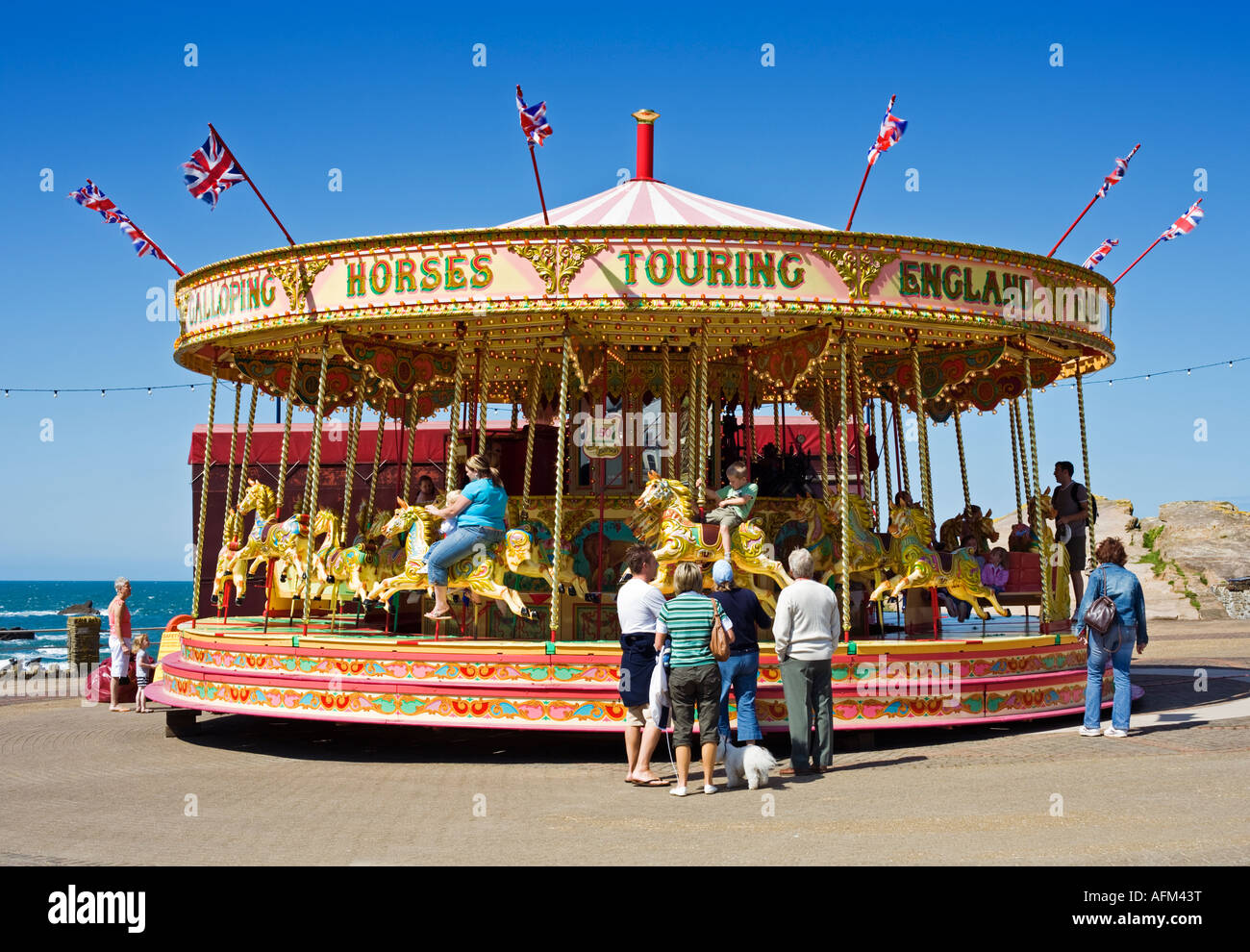 Ilfracombe Devon, UK - merry go round fairground carousel ride sur la promenade Banque D'Images