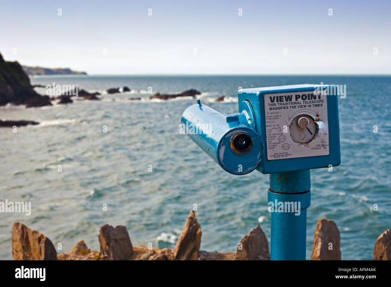 Payer pour voir à la télescope sur les falaises à Ilfracombe, Devon, UK Banque D'Images