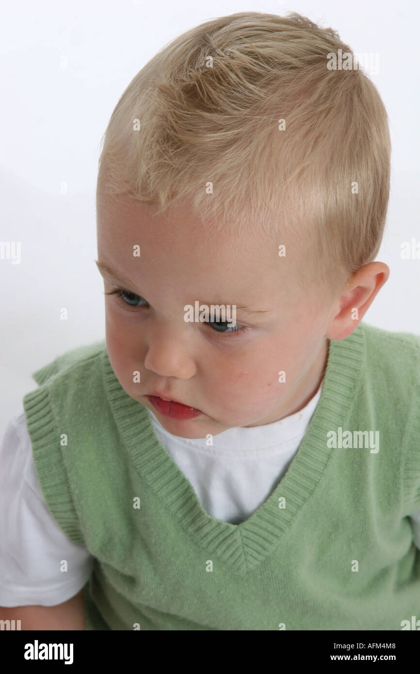 Aux Cheveux Blond Aux Yeux Bleu Bebe Garcon Photo Stock Alamy