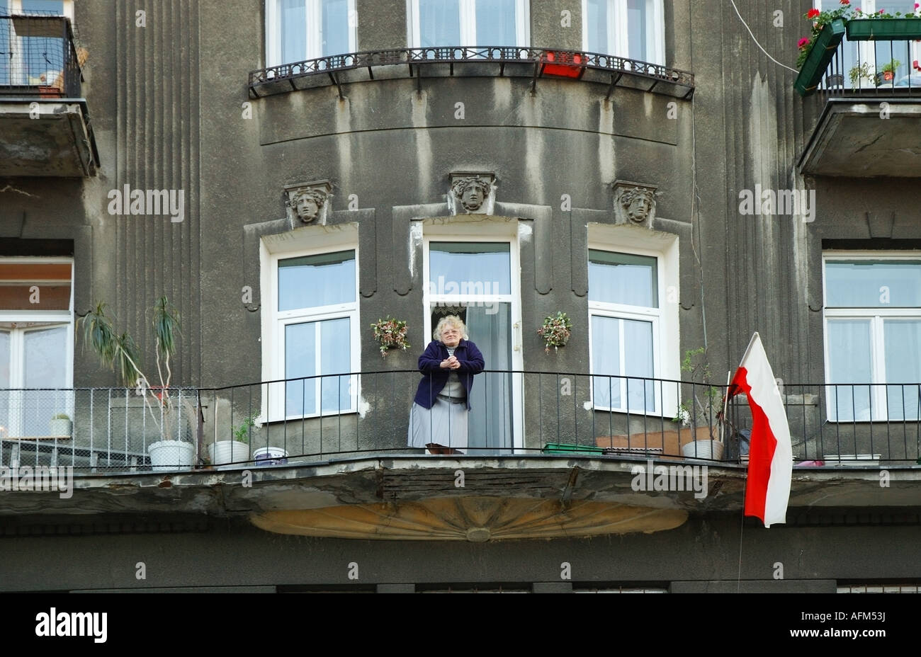 Dame de race blanche, vieille femme, debout sur le balcon, Praga Polnoc, Varsovie, Warszawa, Pologne, Polska, l'Europe, l'UNION EUROPÉENNE Banque D'Images