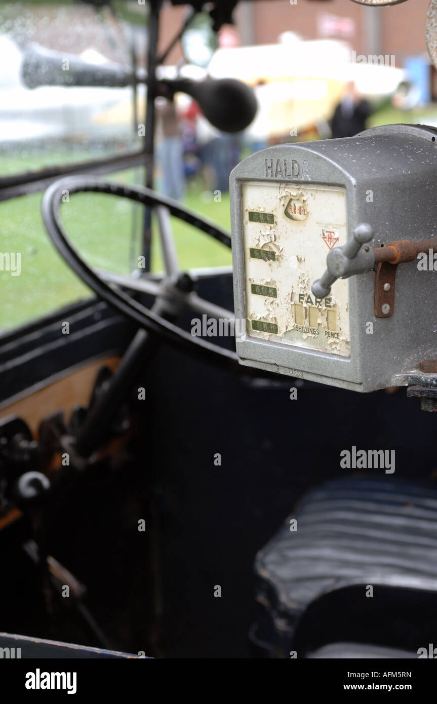 Close up of Halda fare compteur d'une voiture classique Austin Taxi 10 Banque D'Images