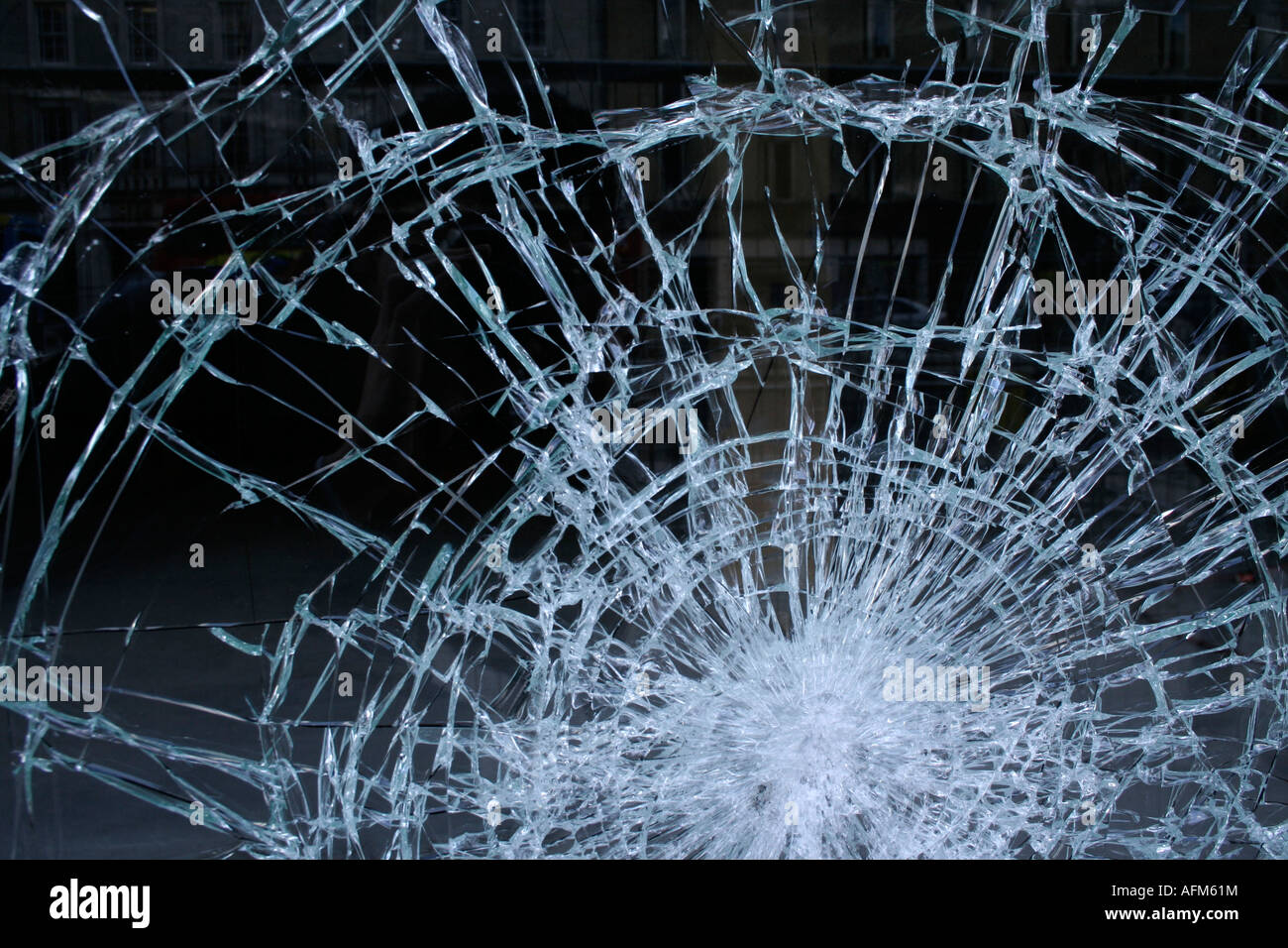 Gros plan du verre fissuré de l'émeute sur O'Connell Street, Dublin Banque D'Images
