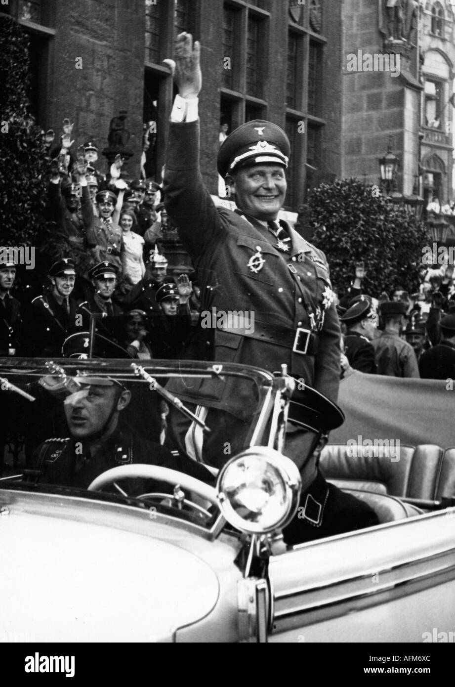 Göring, Hermann, 12.1.1893 - 15.10.1946, politicien allemand, (NSDAP), Premier ministre de la Prusse, 11.4.1933 - 23.4.1945, visite, Aix-la-Chapelle, bienvenue, mairie, 27.7.1933, Third Reich, uniforme, salutation, Rhénanie-du-Nord-Westphalie, voiture, , Banque D'Images
