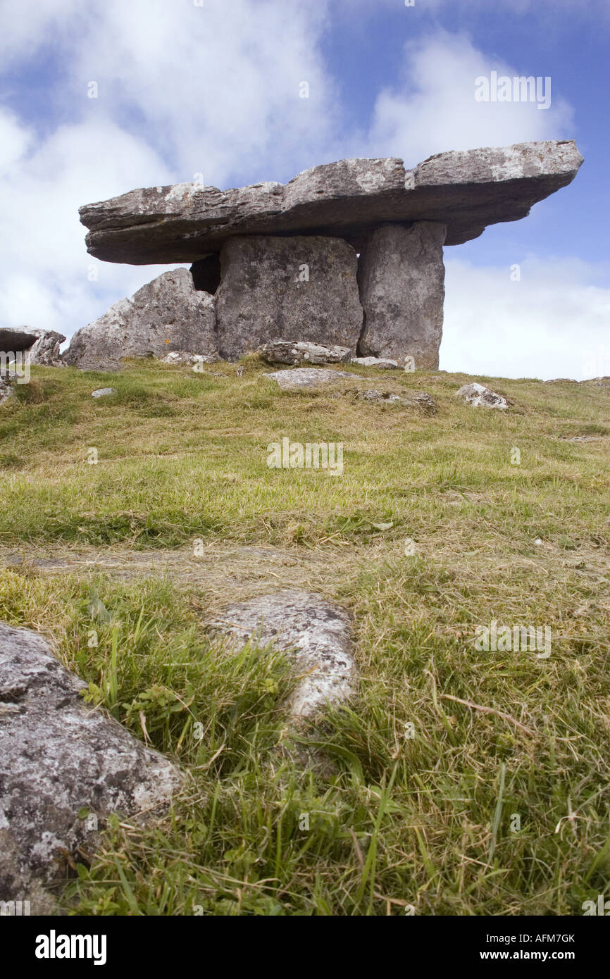 Poulabrone Dolmen néolithique tombe de coin dans le comté de Co Clare Burren National Park Irlande Banque D'Images