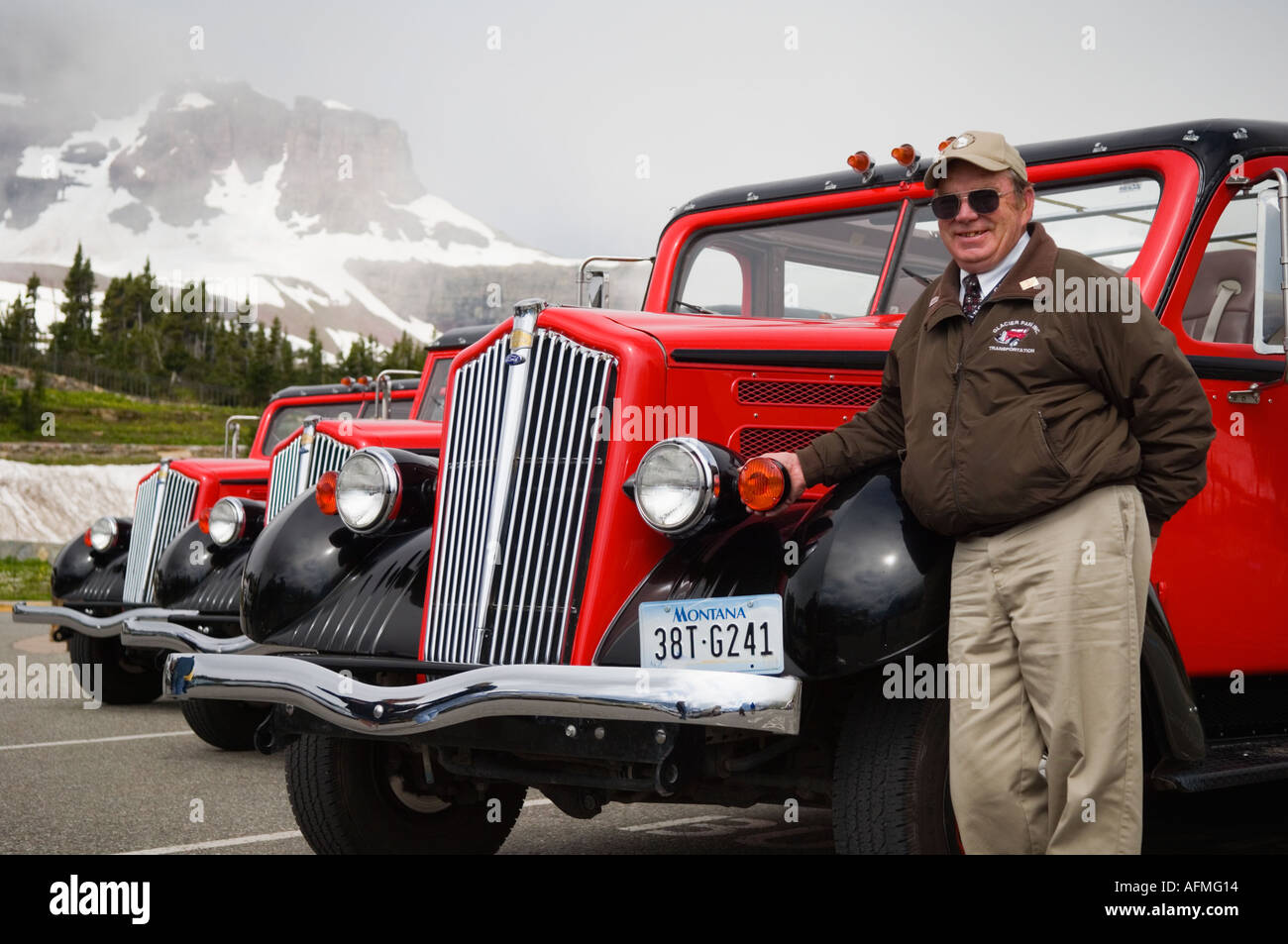 Guide du pilote Robert Ferguson jammer avec son bus de tournée à Logan Pass Le Glacier National Park du Montana Banque D'Images