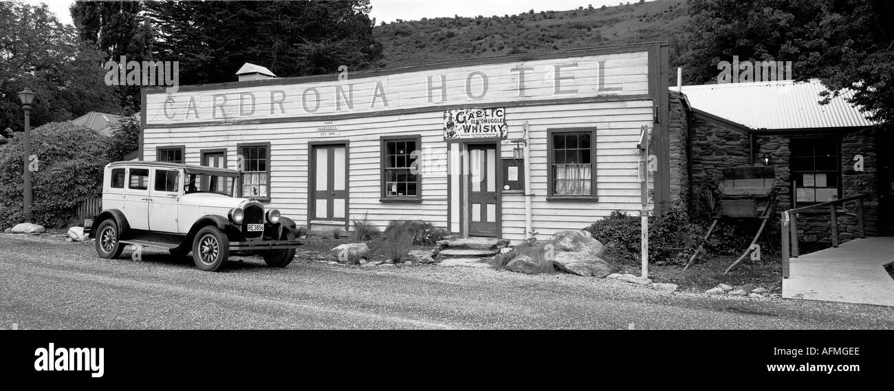 Le old fashioned Cardrona hôtel et voiture entre Wanaka et Queenstown en Nouvelle Zélande Banque D'Images
