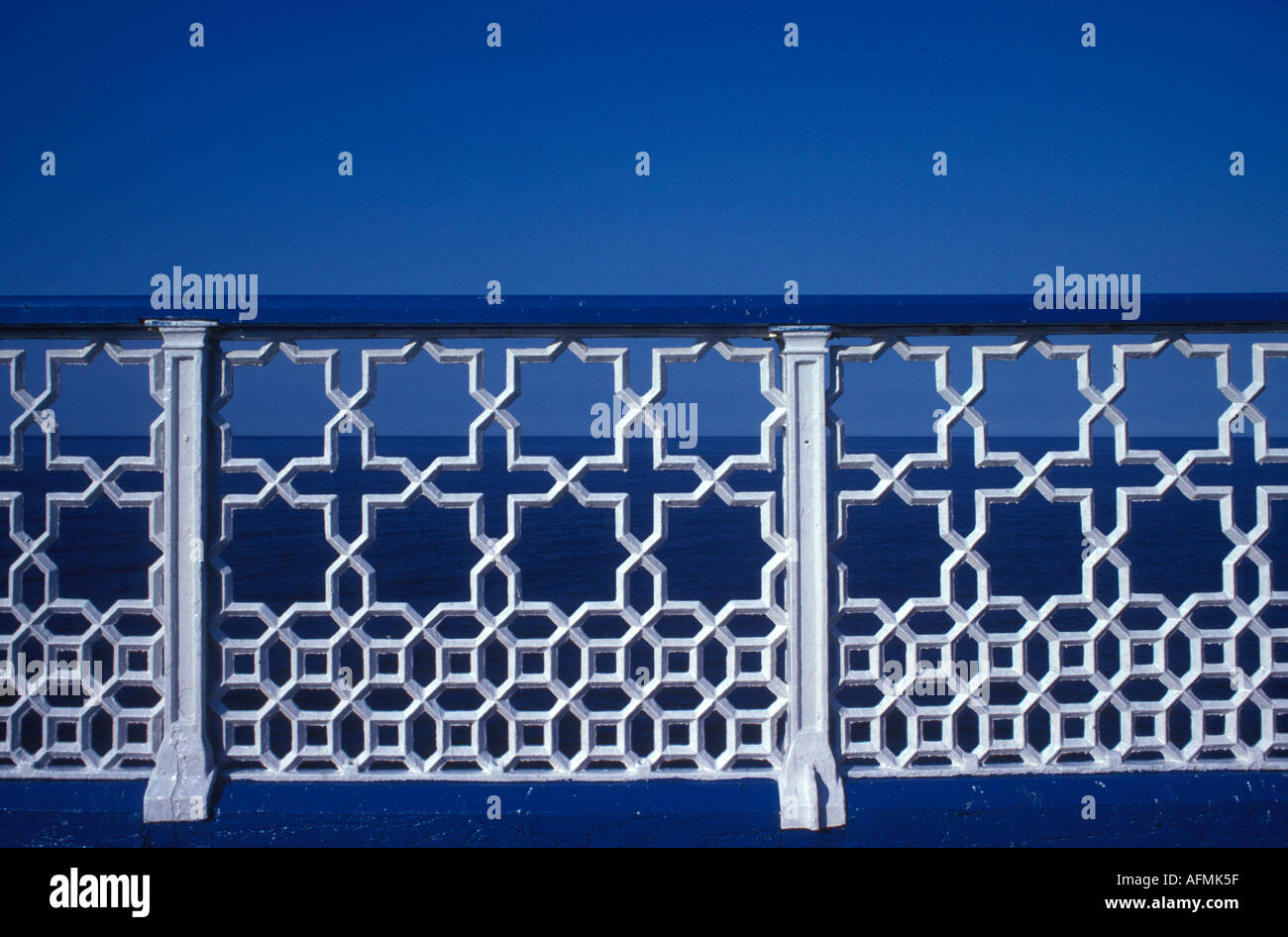 Orné de fer forgé édouardien victorien peint en blanc sur fond bleu foncé. Côte sud Angleterre des années 2001 2000 Royaume-Uni HOMER SYKES Banque D'Images