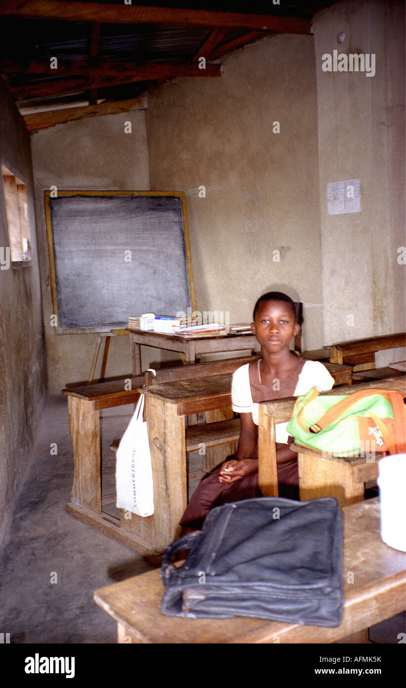 Un seul jeune étudiante assise dans une classe simple dans le sud du Ghana en Afrique de l'Ouest Banque D'Images