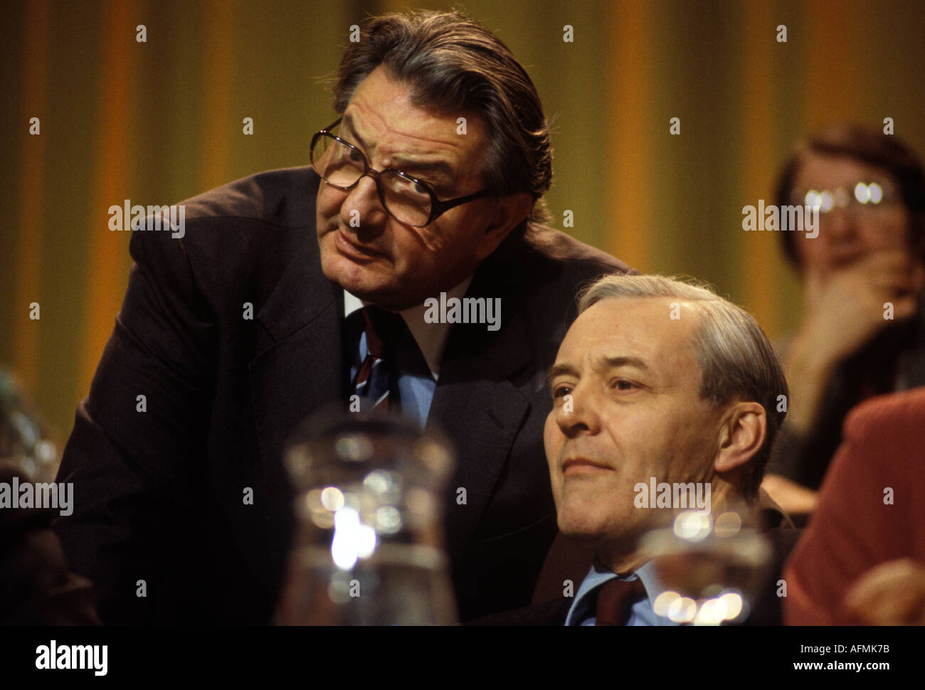Tony Benn député, (assis) parlant avec Eric Heffer (à gauche) Labour Party Conference Brighton. Octobre 1977 Royaume-Uni. HOMER SYKES Banque D'Images