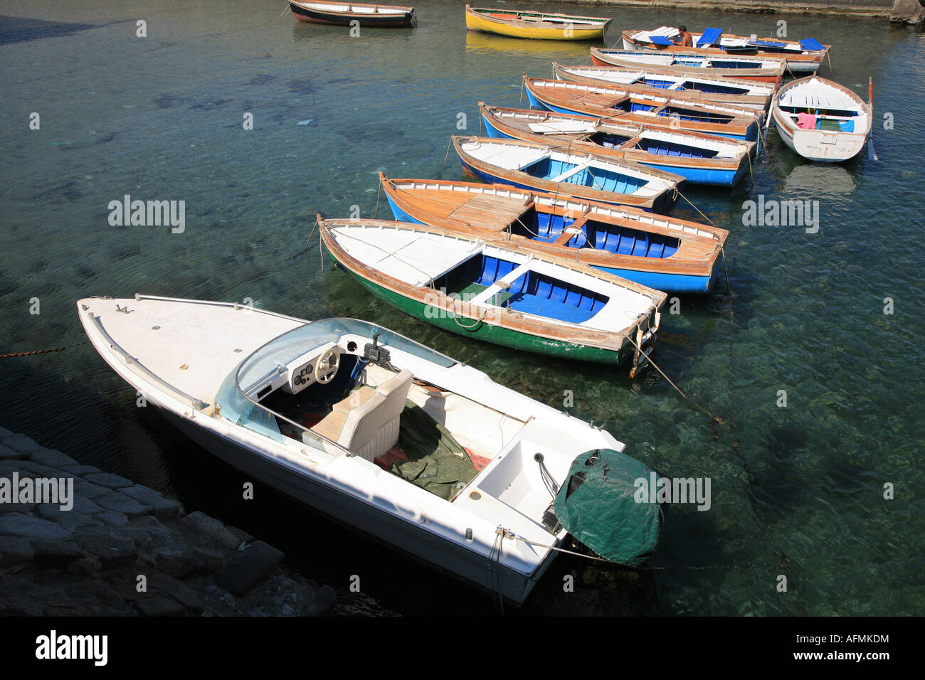 Bateaux amarrés dans le petit port de Naples Italie Banque D'Images