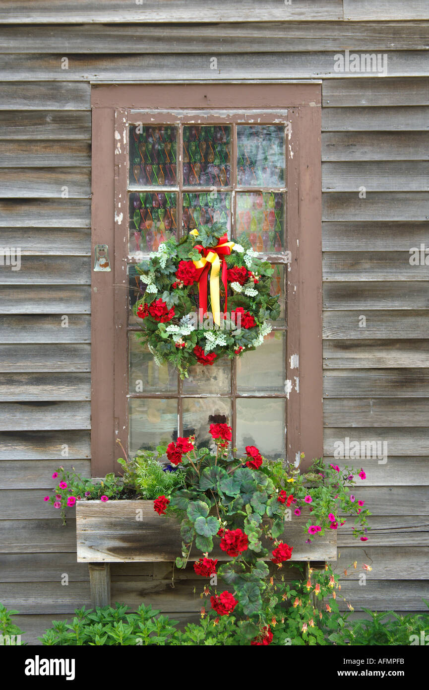Décor fleurs de fenêtre dans un chalet dans le terranova Amana Colonies en Iowa USA Banque D'Images