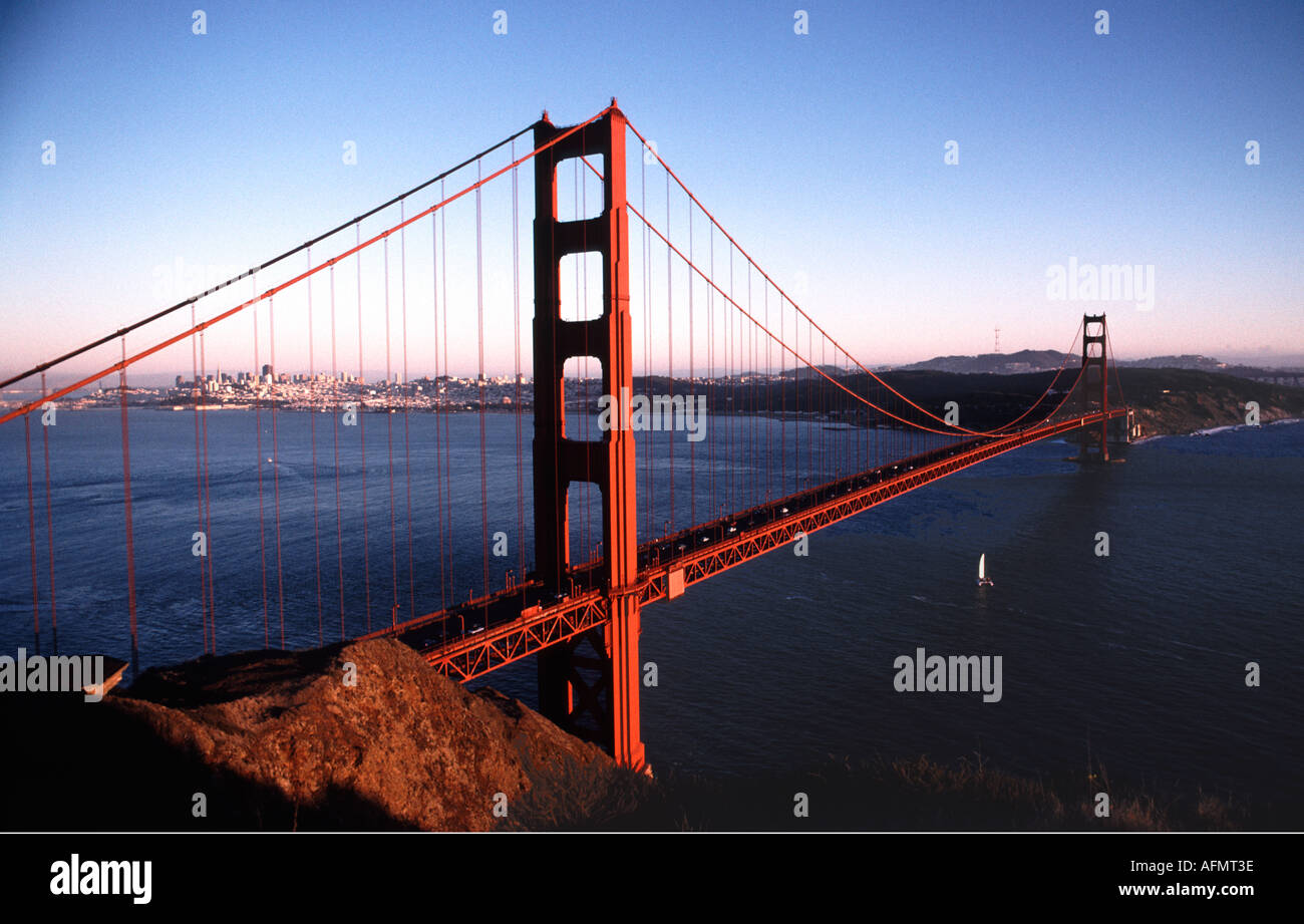 Golden Gate Bridge à l'entrée de la baie de San Francisco San Francisco California USA côte de l'océan Pacifique mer ville tra Banque D'Images