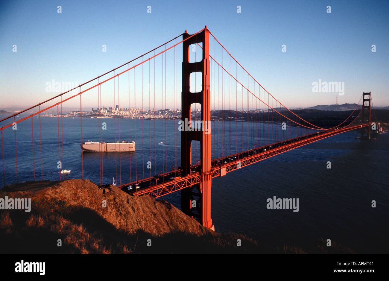 Navire sous le pont du Golden Gate à l'entrée de la baie de San Francisco San Francisco California USA océan Pacifique co Banque D'Images