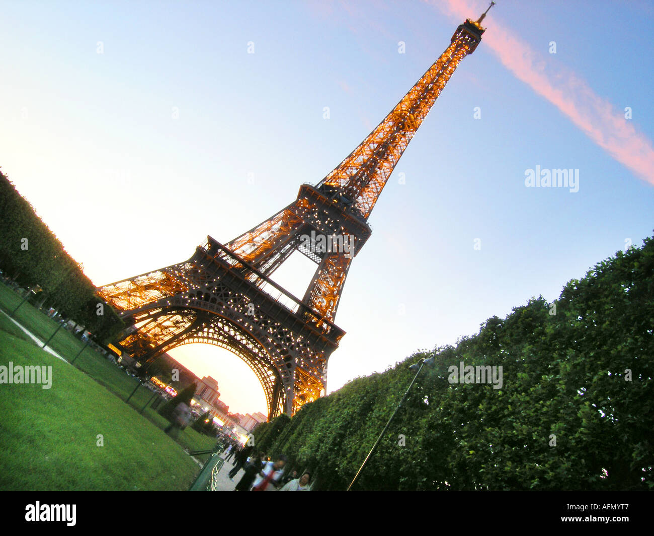 Tour Eiffel à Paris vu du parc du Champ de Mars France horizon oblique Banque D'Images
