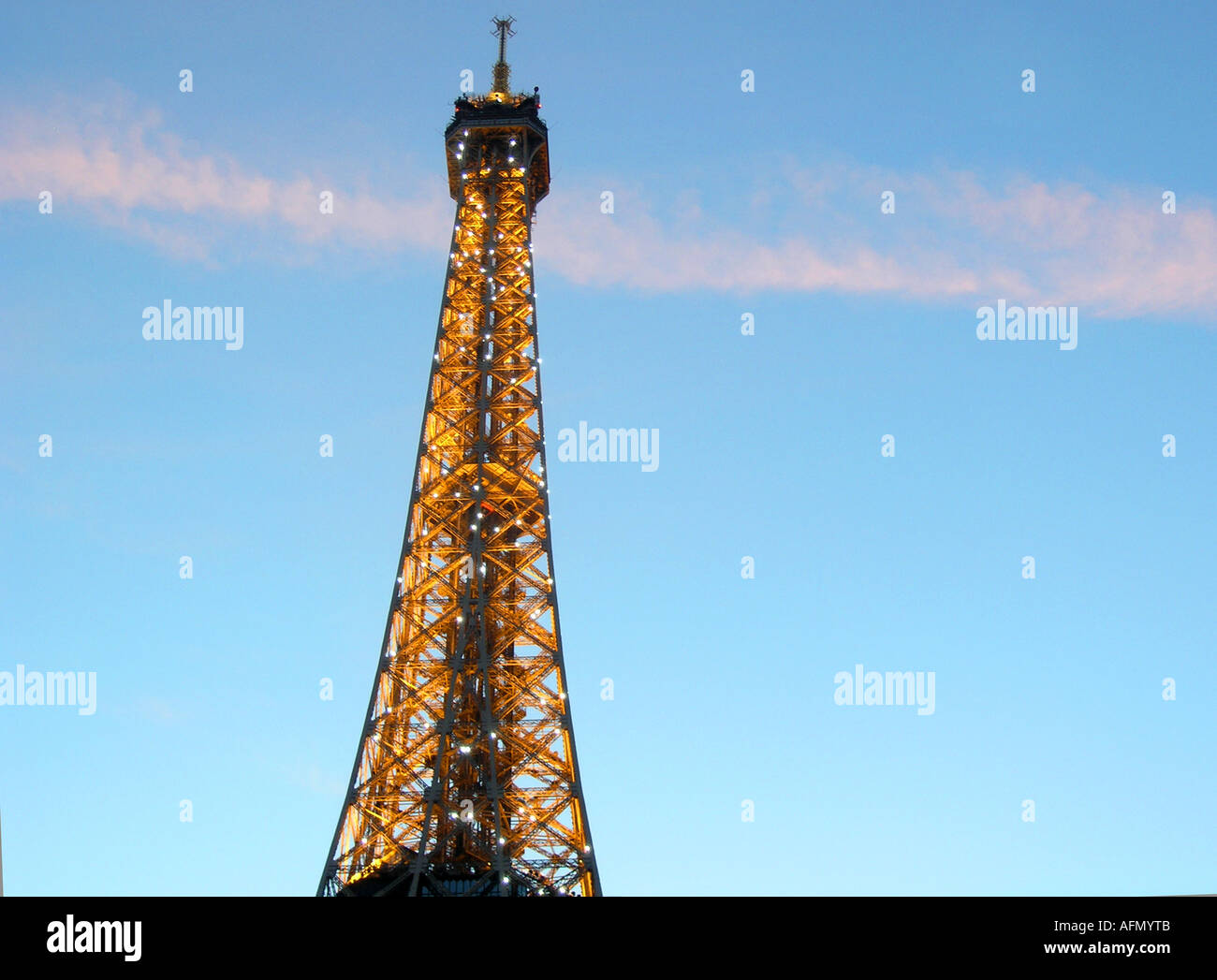 Partie supérieure de la Tour Eiffel vu du parc du Champ de Mars Paris France Banque D'Images