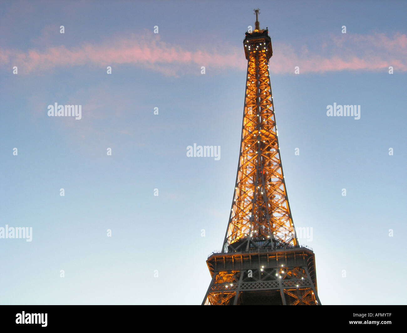Partie supérieure de la Tour Eiffel vu du parc du Champ de Mars Paris France Banque D'Images