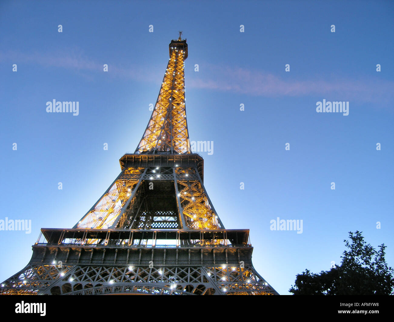 La Tour Eiffel vu du parc du Champ de Mars Paris France Banque D'Images