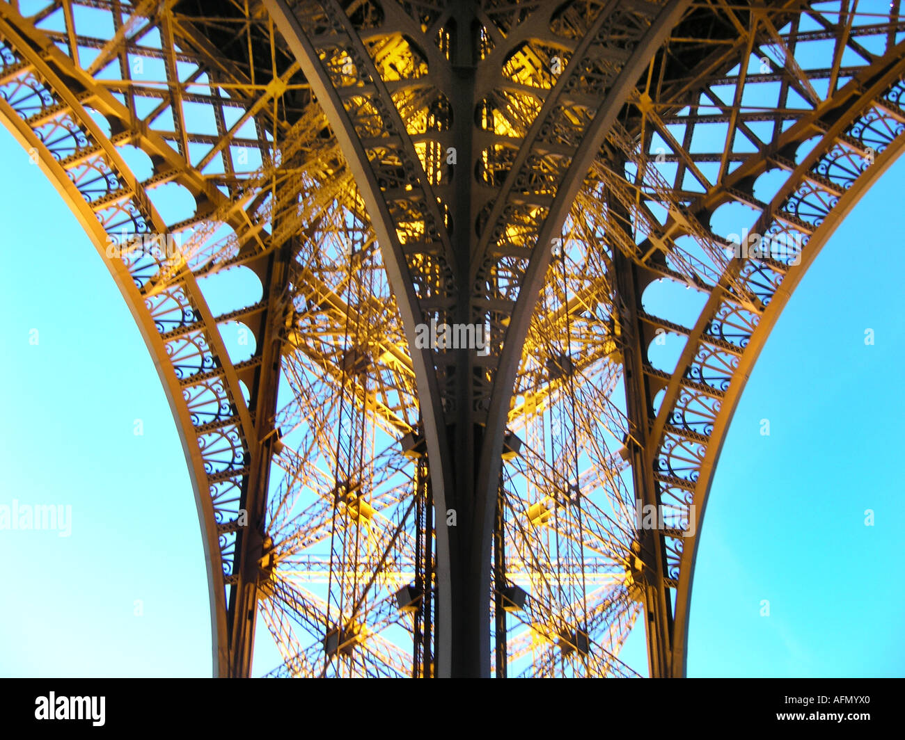 Détail graphique de la Tour Eiffel vu du parc du Champ de Mars Paris France Banque D'Images