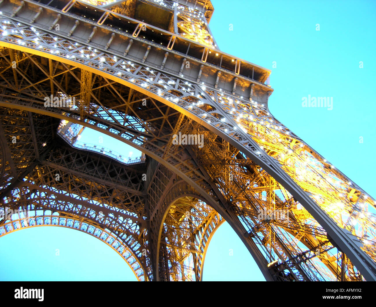 Détail de la Tour Eiffel vu du parc du Champ de Mars Paris France Banque D'Images