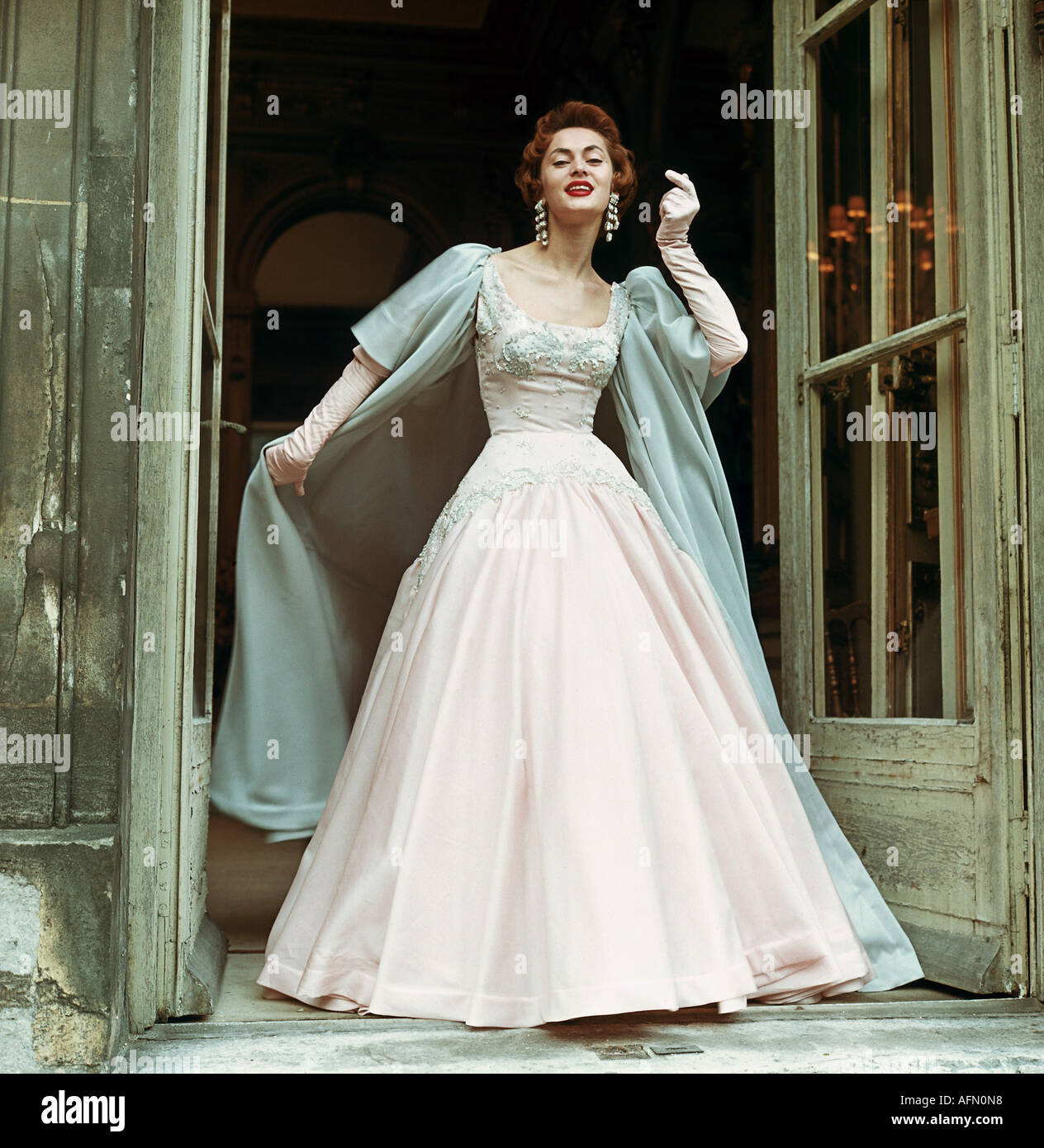 mode, années 1950, mode soirée, robe de soirée avec cape, années 50 Photo  Stock - Alamy