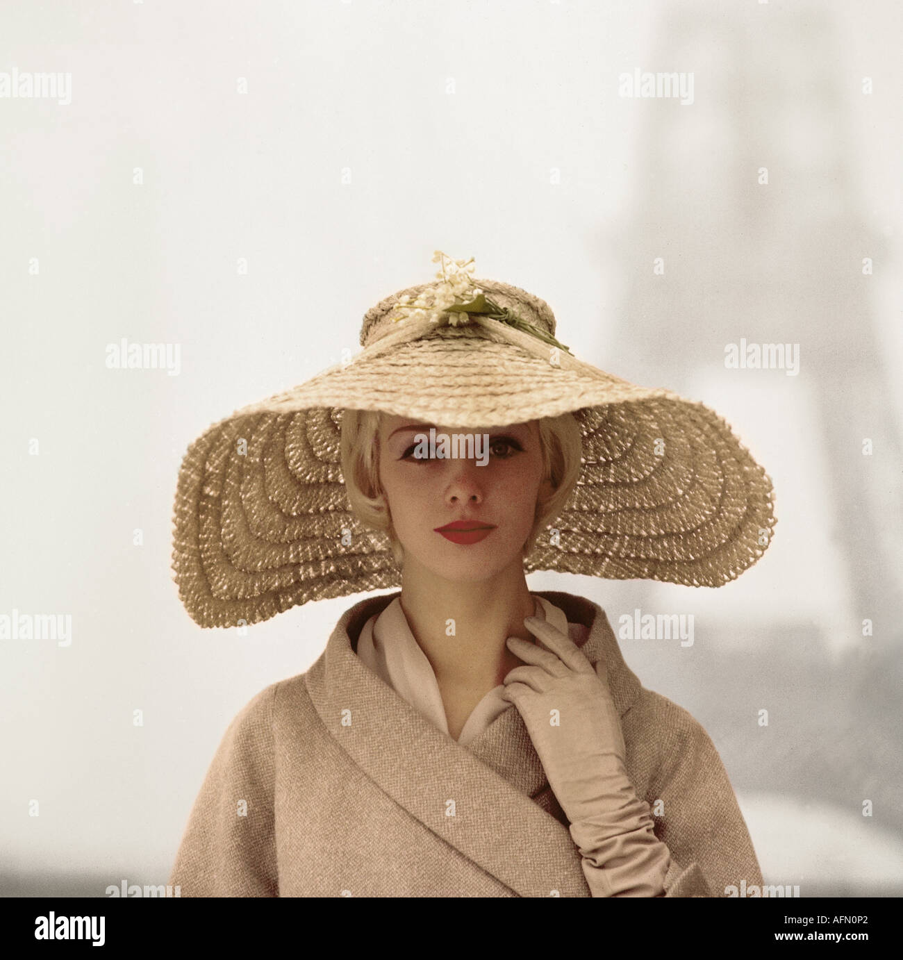 mode, chapeaux, années 1960, jeune femme avec chapeau de paille, xxe siècle  Photo Stock - Alamy