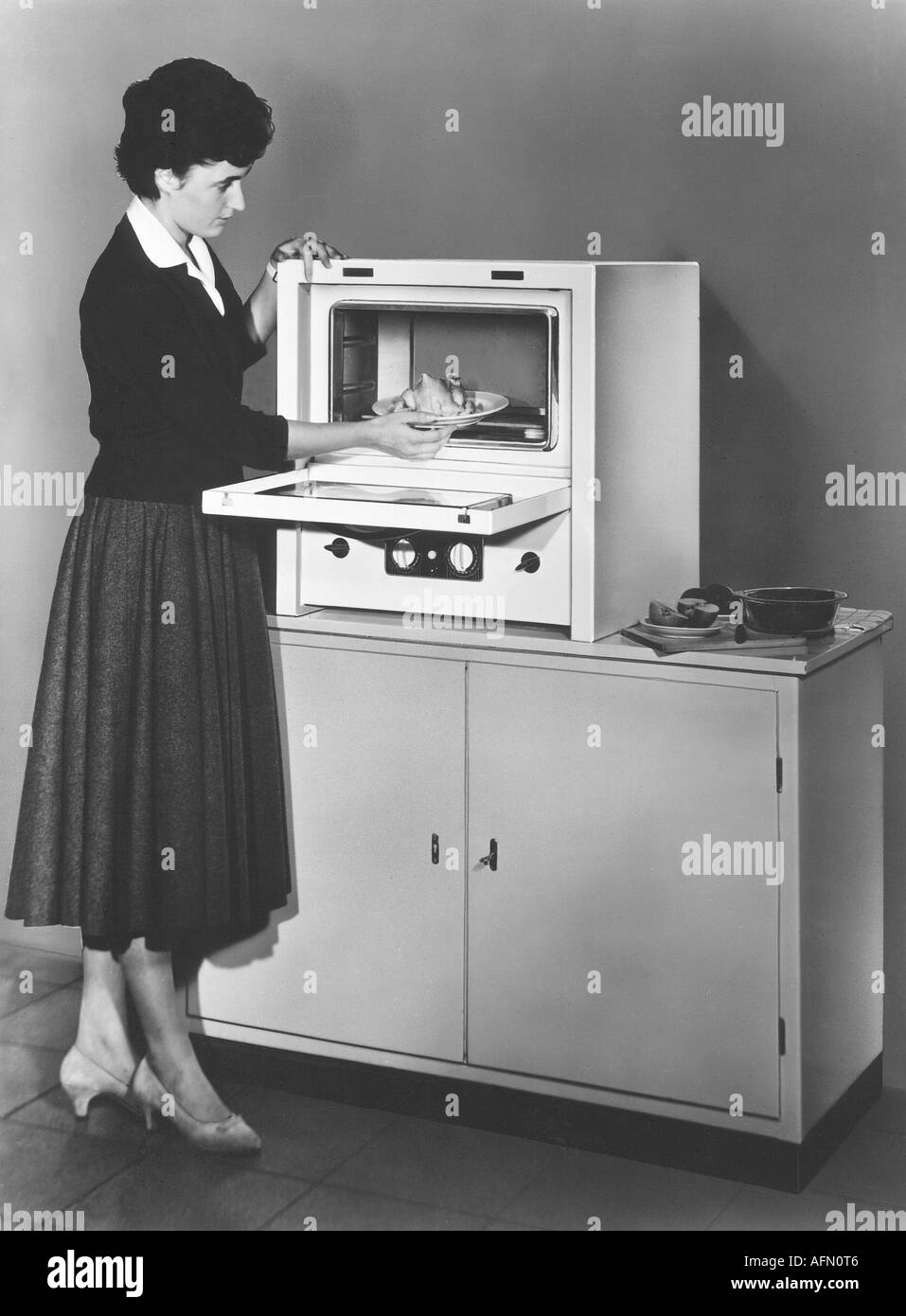 ménage, cuisine et ustensiles de cuisine, femme avec grill, années 1950, Banque D'Images