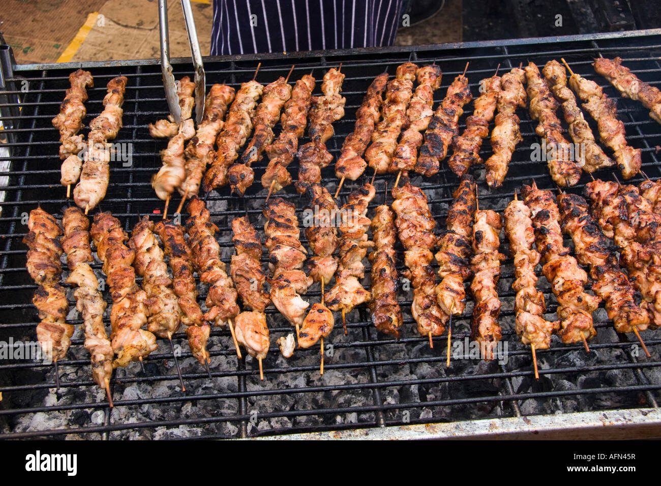 Barbecueing les brochettes de poulet au carnaval de Notting Hill Londres Banque D'Images