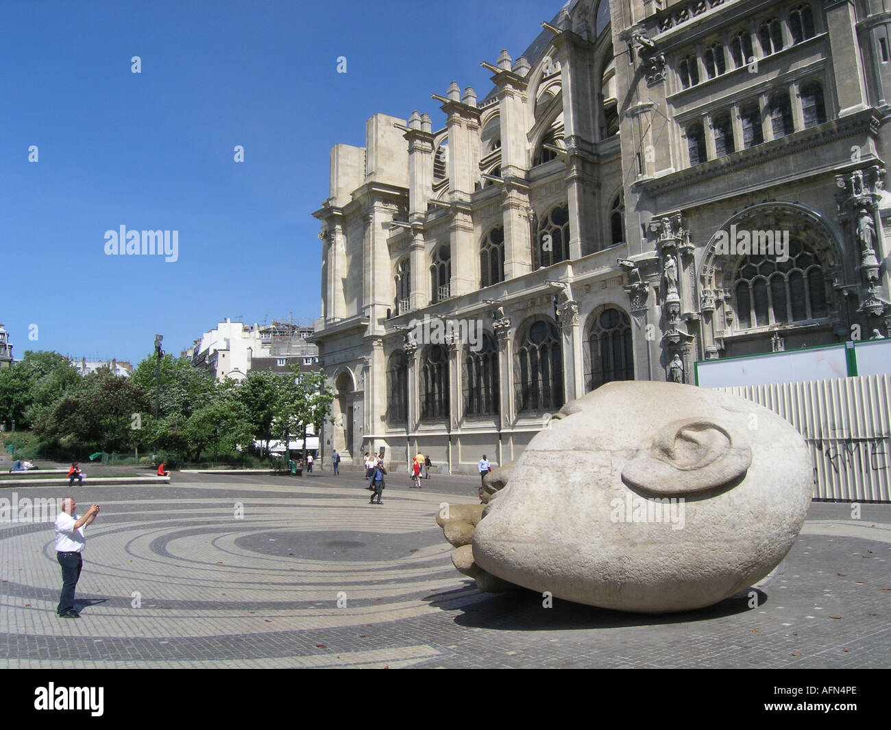 Place en face de l'église St Eustache avec prise touristiques instantané de grande tête en pierre près des Halles Paris France Banque D'Images