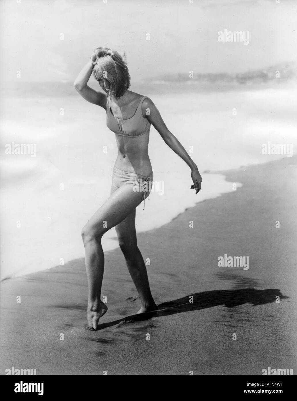 mode, femme, maillot, plage de sable, 1968, Banque D'Images