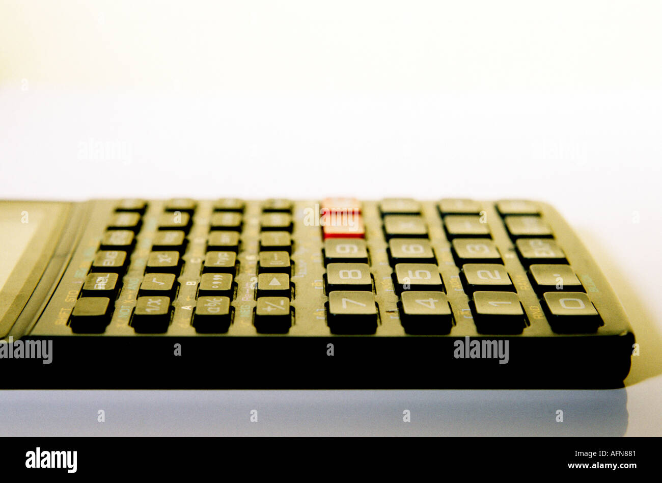 Clavier d'une calculatrice scientifique noir fin avec copie espace sur fond blanc Still Life Banque D'Images