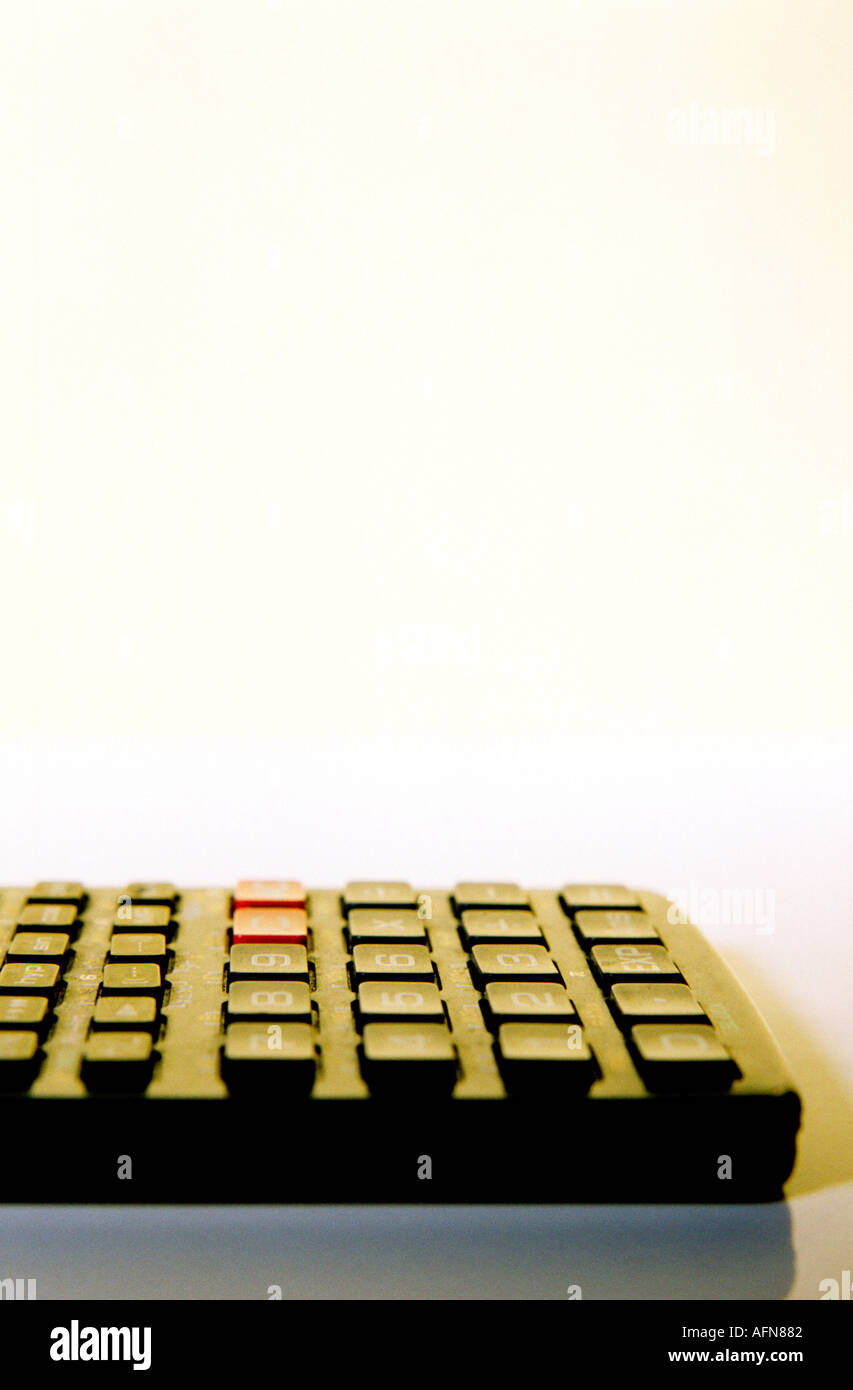 Clavier d'une calculatrice scientifique noir fin avec copie espace sur fond blanc Still Life Banque D'Images