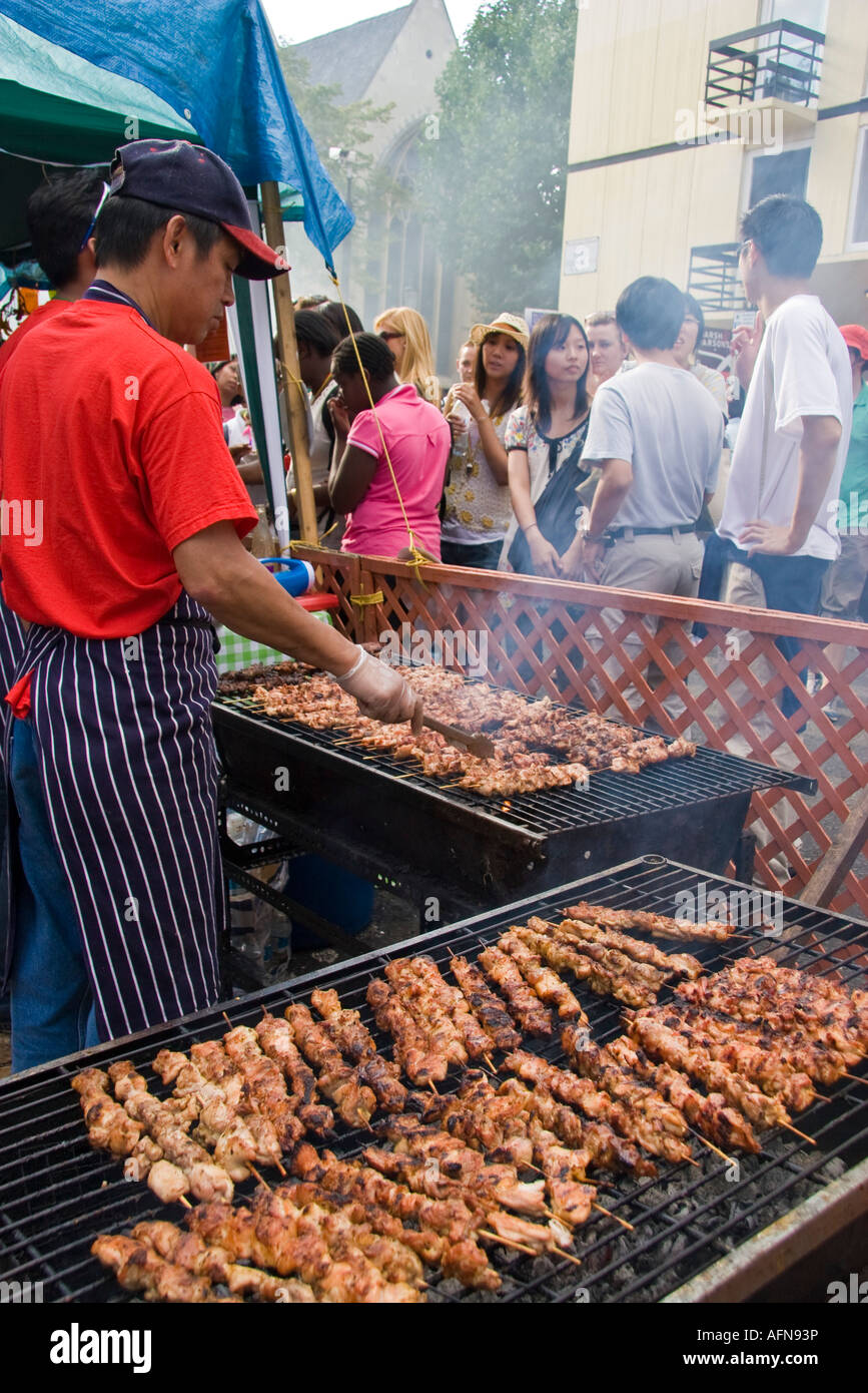 Barbecueing les brochettes de poulet au carnaval de Notting Hill Londres Banque D'Images