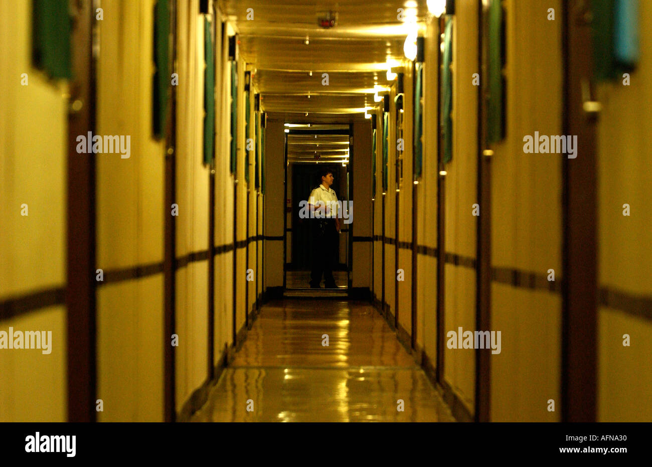 À l'intérieur d'un couloir à la Prison HMP Weare navire au port de Portland, dans le Dorset UK Grande-Bretagne Banque D'Images