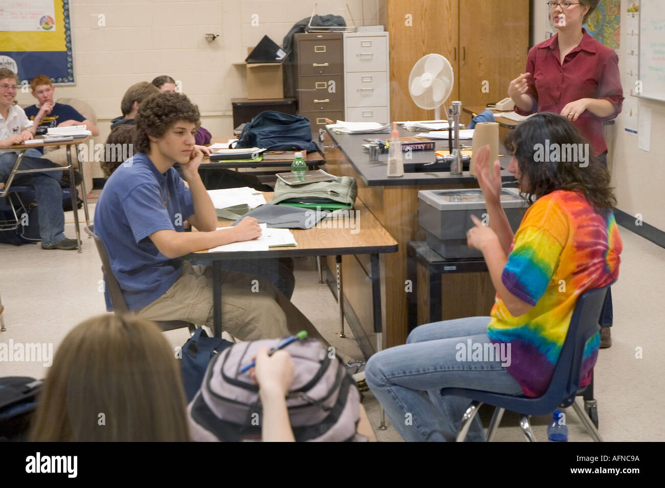 Des étudiants sourds handicapés utilise la langue des signes pour communiquer dans une salle de classe Banque D'Images