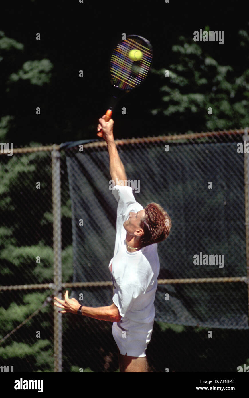 Les jeunes adultes de sexe masculin joue au tennis tournament Banque D'Images