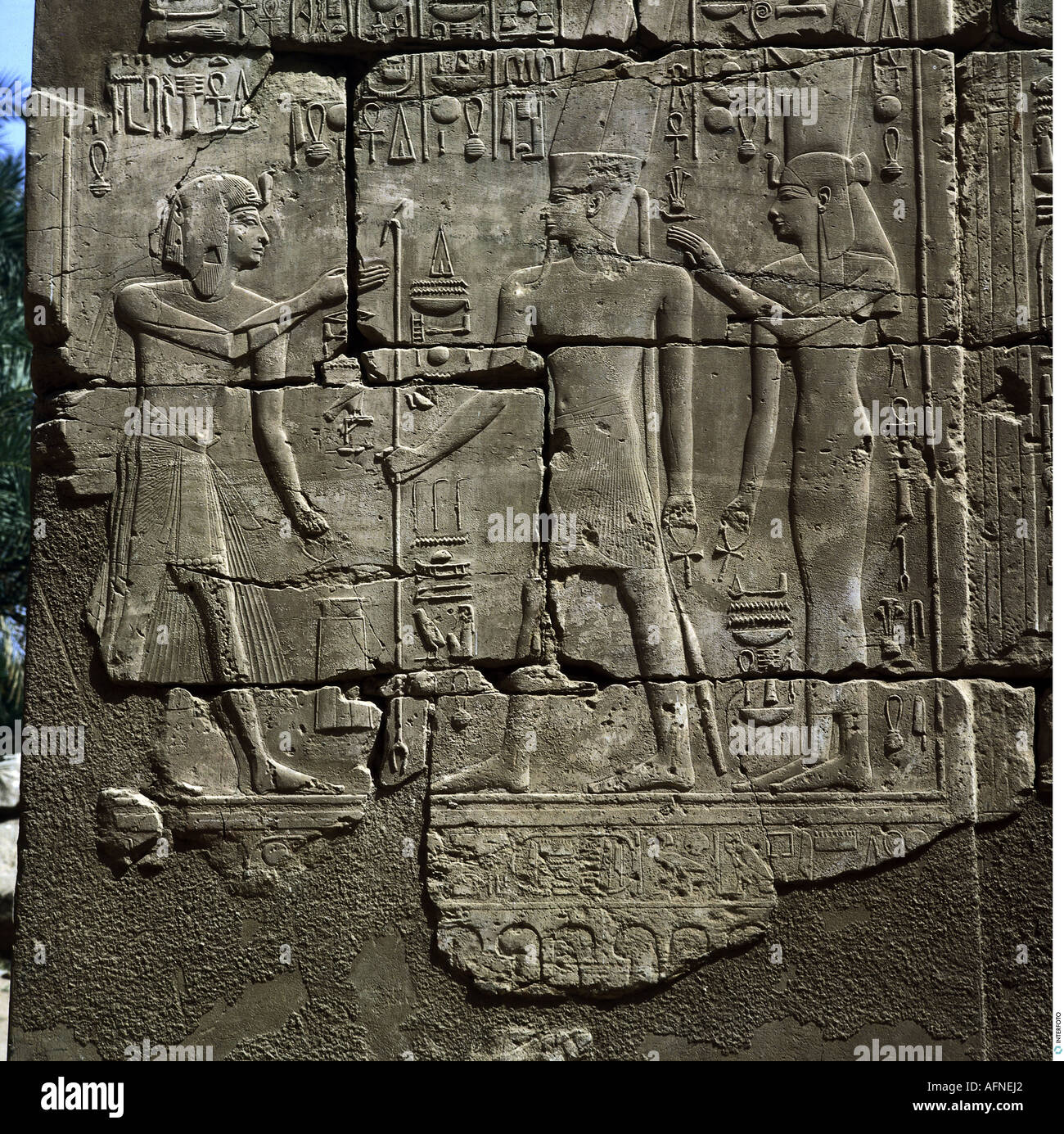 Géographie/voyage, Egypte, dieu Amun loué par un roi, soulagement, temple d'Amun, Karnak, 18ème dynastie, hiéroglyphes, pharaoh, monde ancien, Nouveau Royaume, sculpture, beaux-arts, historique, monde ancien, Banque D'Images