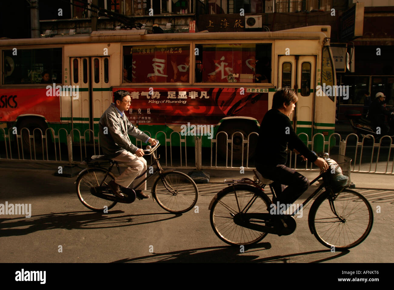 Les cyclistes et trollybus Banque D'Images