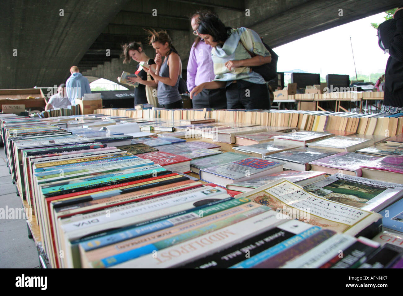 Livre d'occasion décroche à South Bank, Londres Banque D'Images