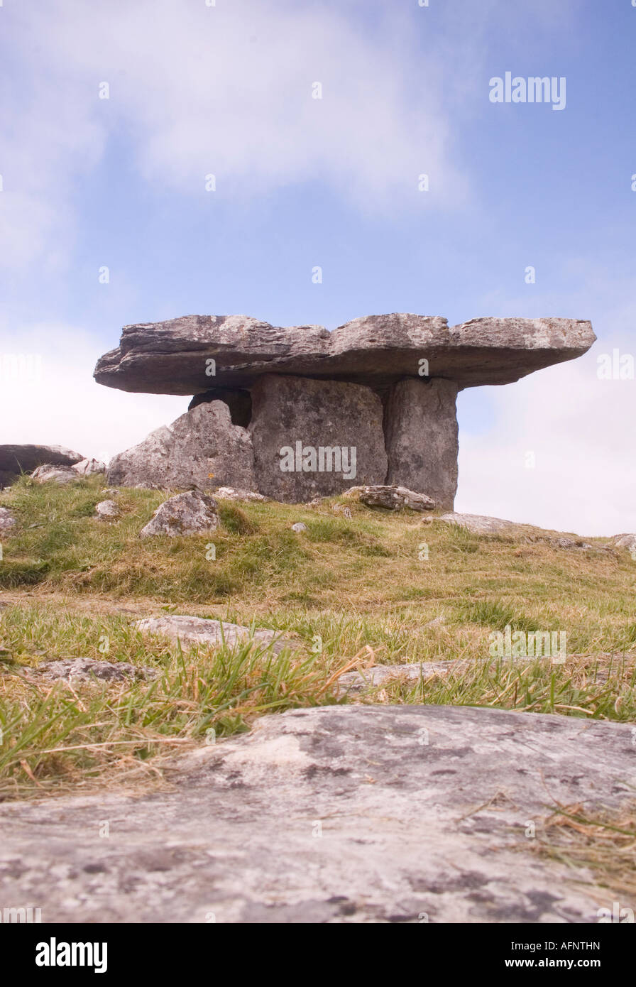 Poulabrone Dolmen néolithique tombe de coin dans le comté de Co Clare Burren National Park Irlande Banque D'Images