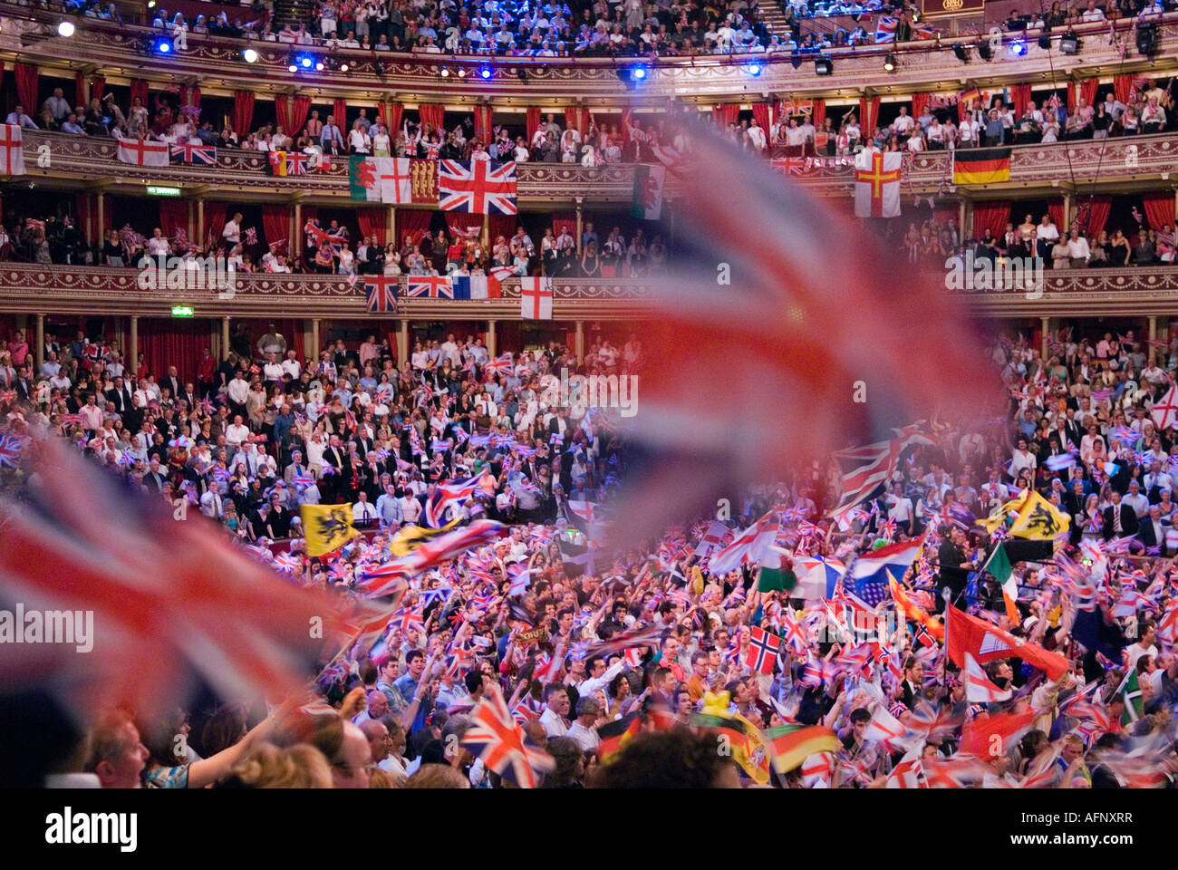 Dernière nuit des Proms le Royal Albert Hall South Kensington Londres Royaume-Uni. Les spectateurs qui agitent les drapeaux de l'Union Jack. Années 2000 2007 HOMER SYKES Banque D'Images